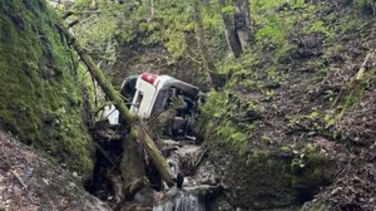 Das Auto stürzte 60 Meter in die Tiefe.
