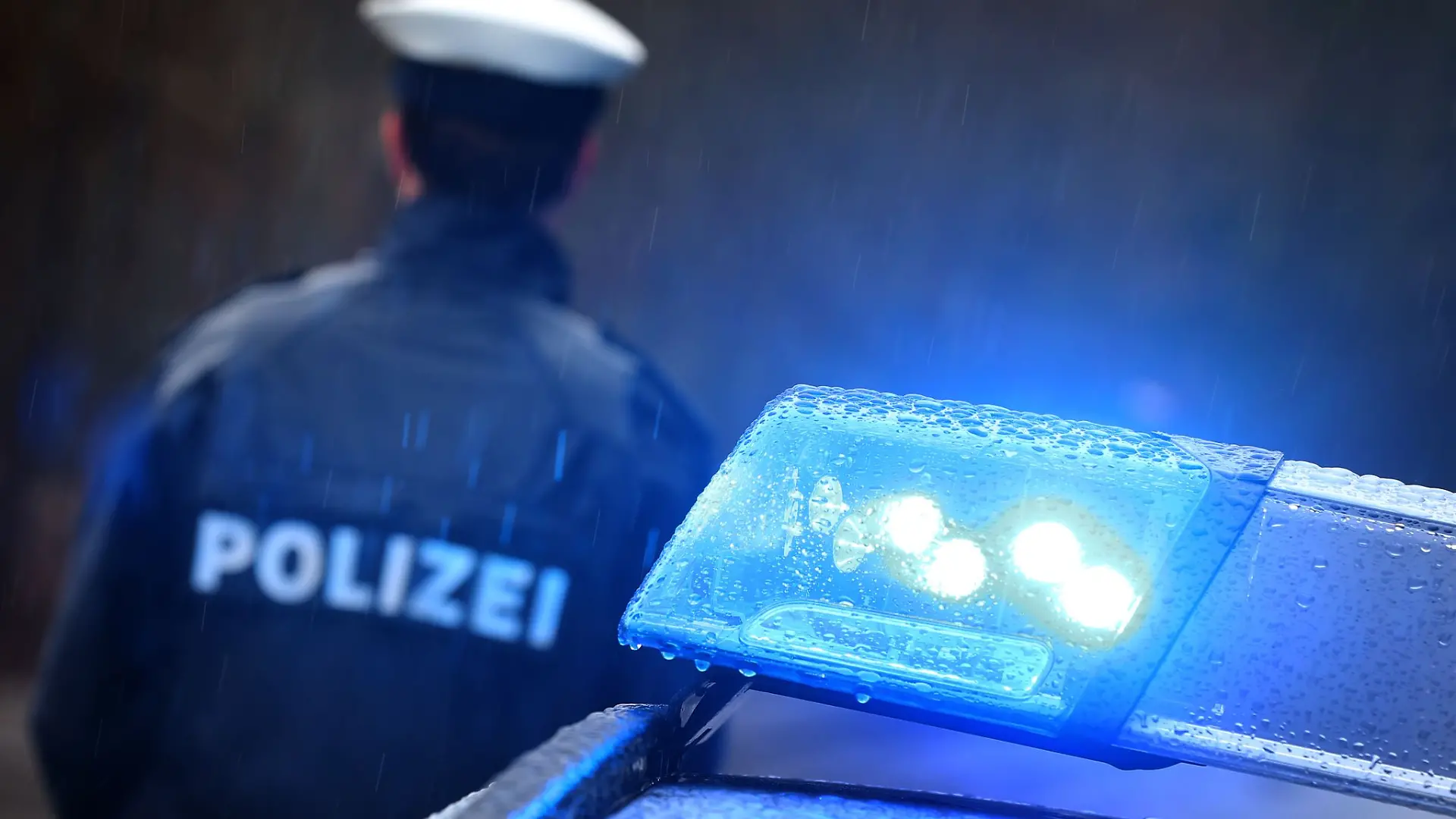 Einsatzkräfte fesselten den verletzten 36-Jährigen laut Polizei, damit er medizinisch behandelt werden konnte. (Symbolbild)