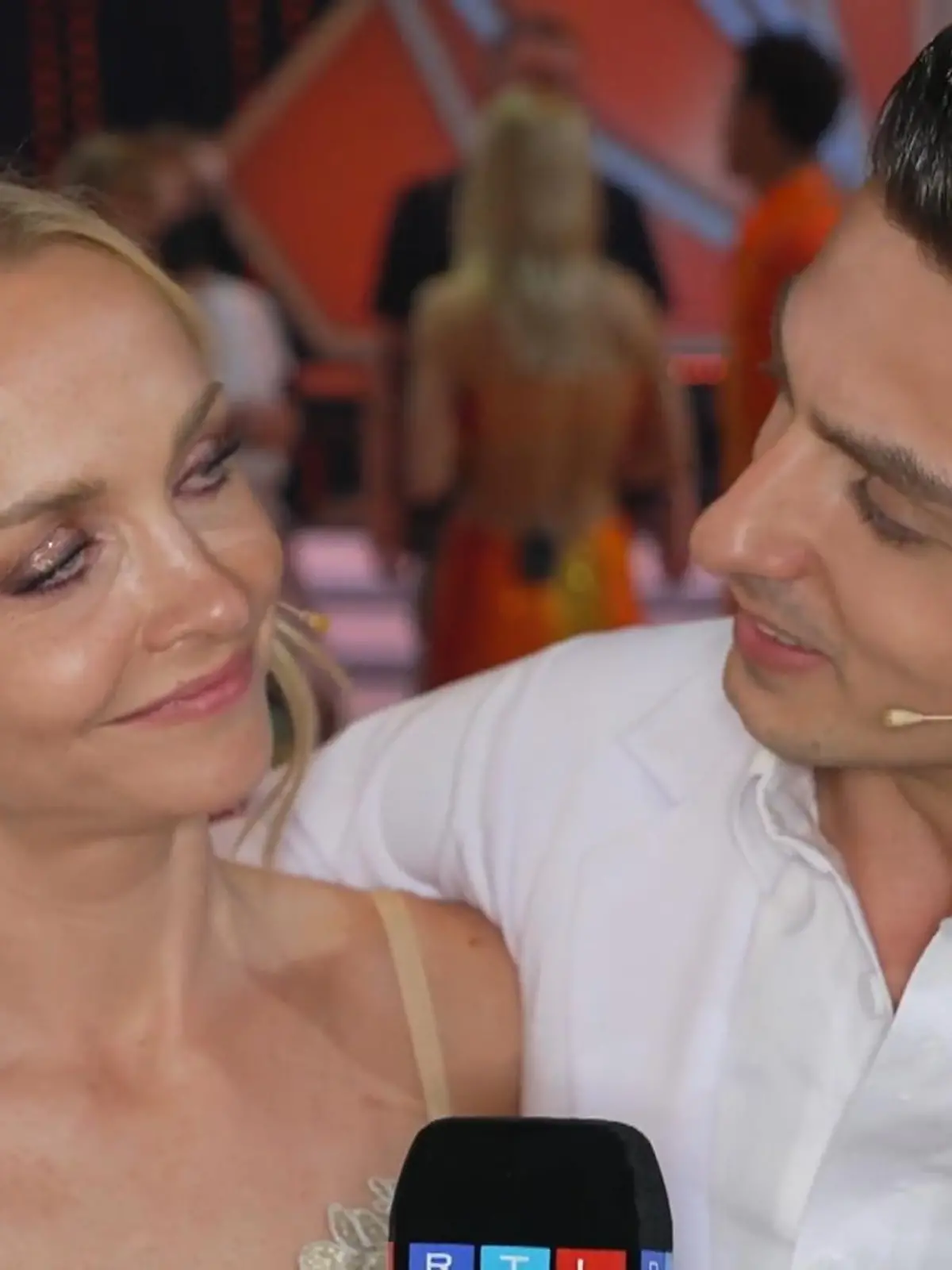Finale, oh, oh! Janin Ullmann und Zsolt Sándor Cseke tanzen um den "Dancing Star"-Titel! Für den Profitänzer Grund genug, Janin mit Komplimenten zu überschütten. Warum er unglaublich stolz auf ihre Leistung ist und was ihn am meisten begeistert, erklärt er im Video.