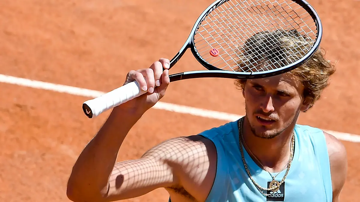 Alexander Zverev of Germany waves the crowd at the end of his round of 8 match against Cristian Garin of Chile at the Internazionali BNL D Italia tennis tournament at Foro Italico in Rome, Italy on May 13th, 2022. Zverev won 7-5, 6-2 over Garin. Photo Antonietta Baldassarre / Insidefoto antoniettaxbaldassarre