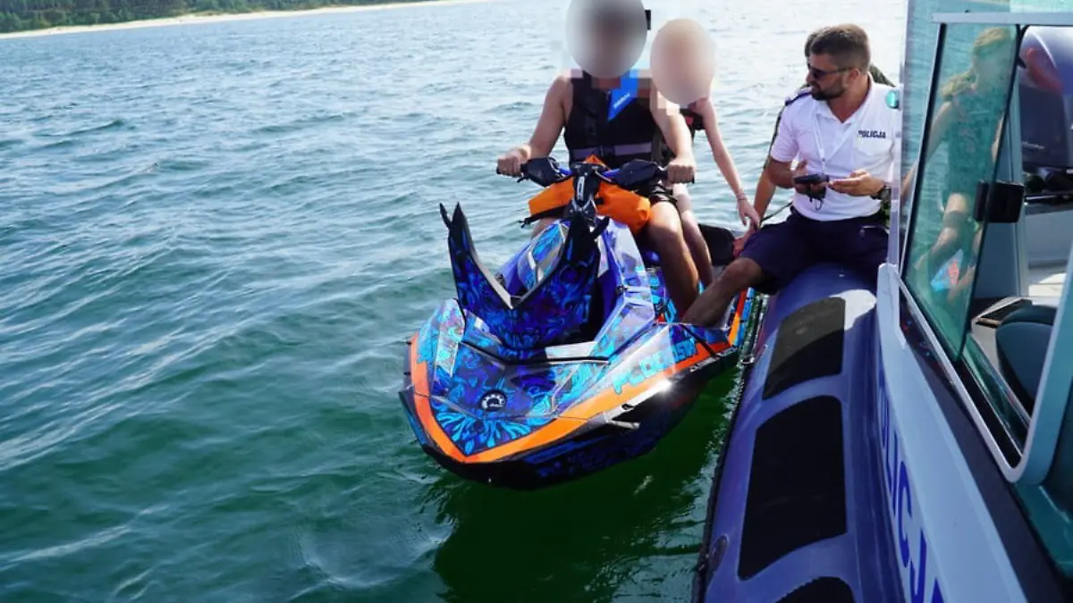 Mit einem Jetski brachte die Polizei die Frau zurück ans Ufer 