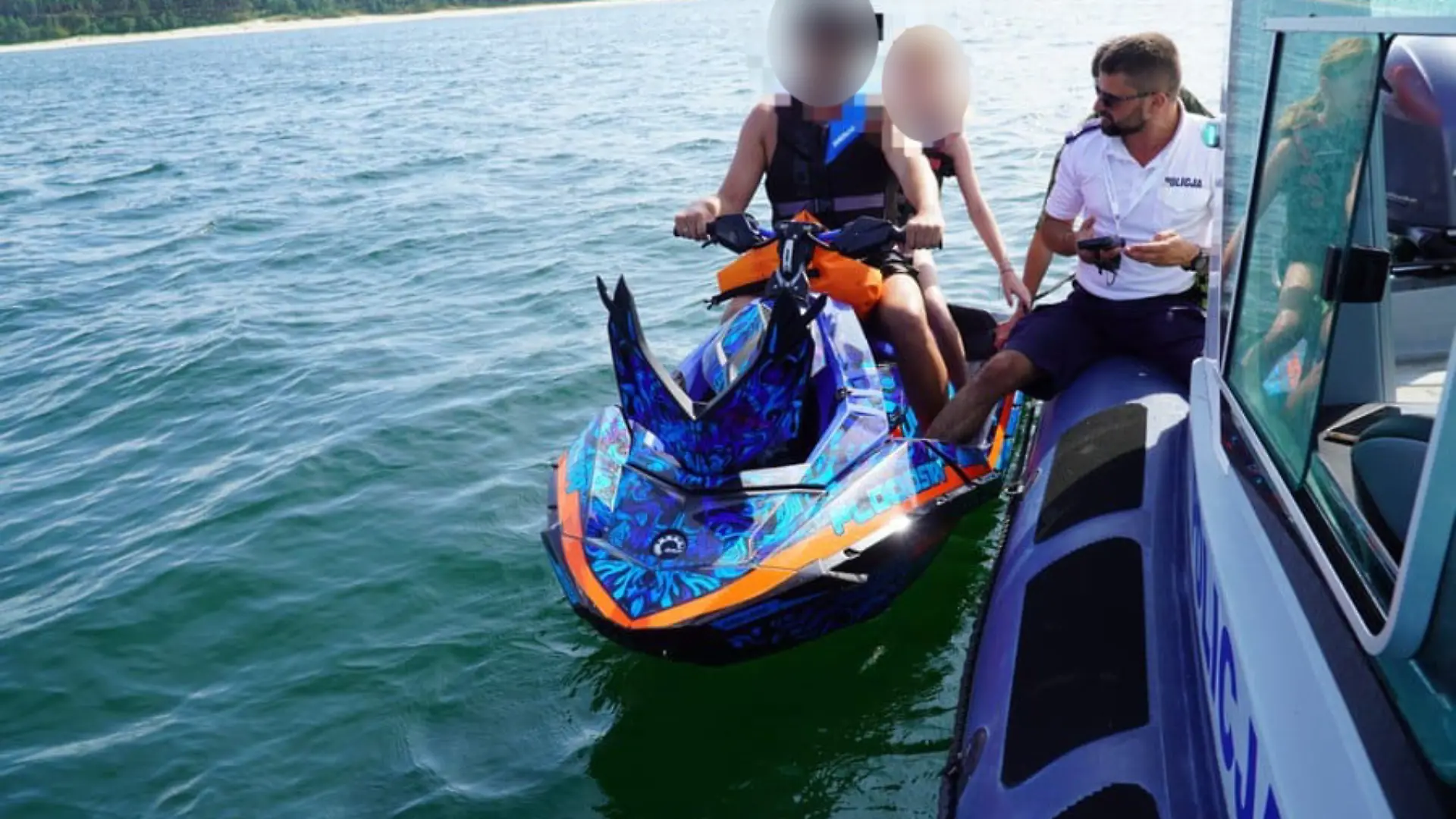 Mit einem Jetski brachte die Polizei die Frau zurück ans Ufer 