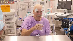 Dieses Glas Wasser bedeutet Neville (74) ALLES! Er hat 35 Jahre auf diesen Moment gewartet!