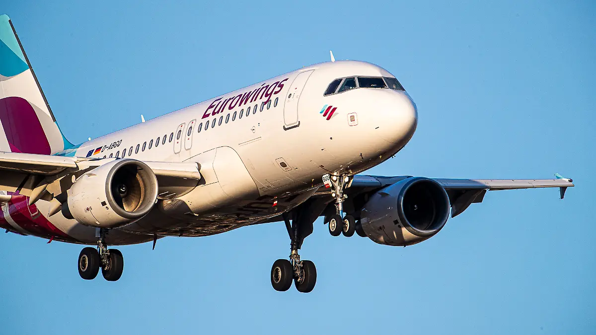 Ein Flugzeug der Eurowings im Landeanflug auf den Flughafen Berlin Brandenburg 