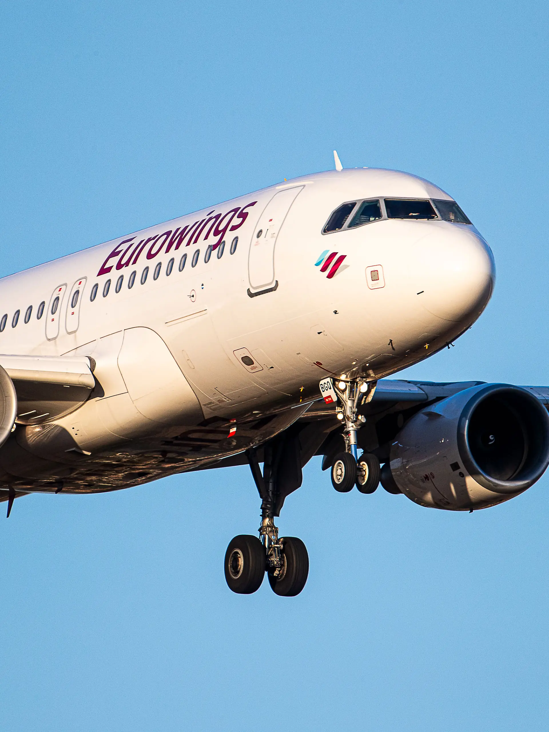 Ein Flugzeug der Eurowings im Landeanflug auf den Flughafen Berlin Brandenburg 