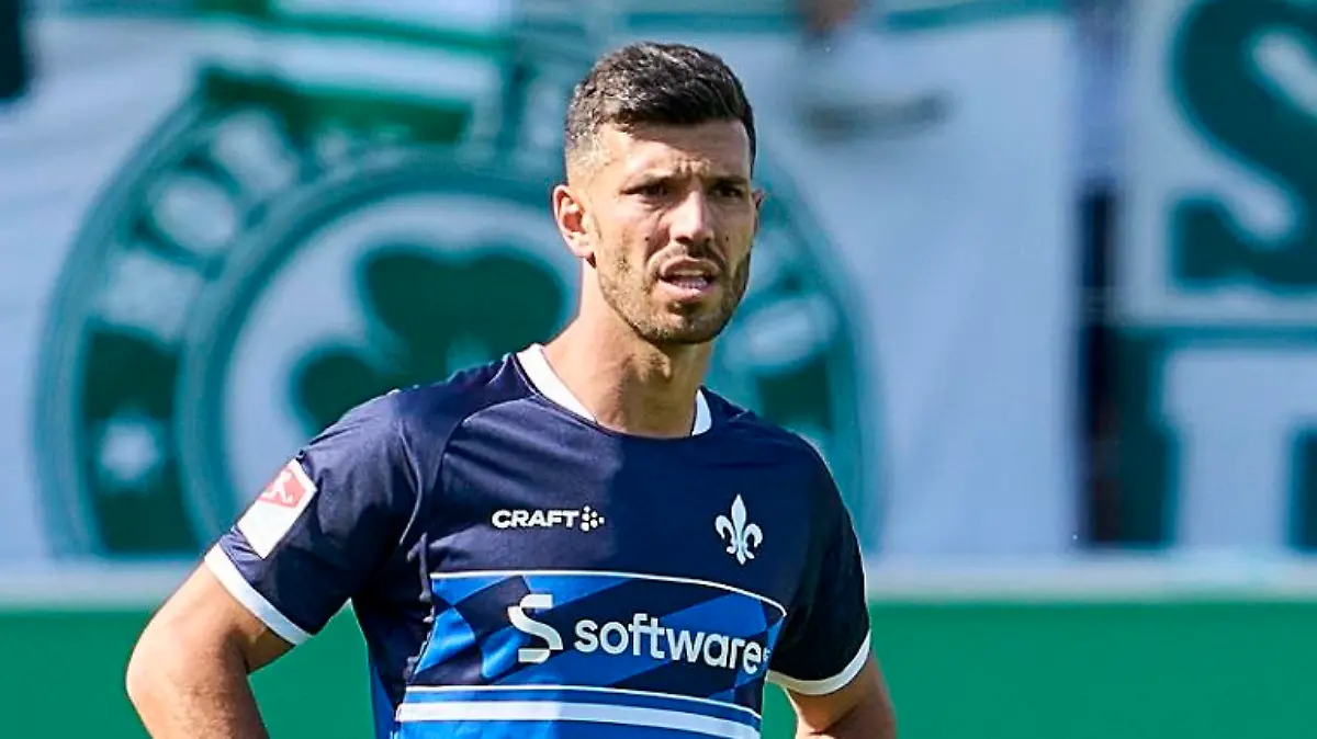28.05.2023 --- Fussball --- Saison 2022 2023 --- 2. Fussball - Bundesliga --- 34. Spieltag: SpVgg Greuther Fürth ( Kleeblatt ) - SV Darmstadt 98 ( Lilien ) --- Foto: Sportfoto Zink/PeKo --- xpexkox --- DFL regulations prohibit any use of photographs as image sequences and/or quasi-video - only for editorial use --- Klaus Gjasula (23, SV Darmstadt 98 D98 SV98 ) Geste, Gestikuliert. Mit Arm/Armen. Emotion. Grimmig. Hand. Klatschen.