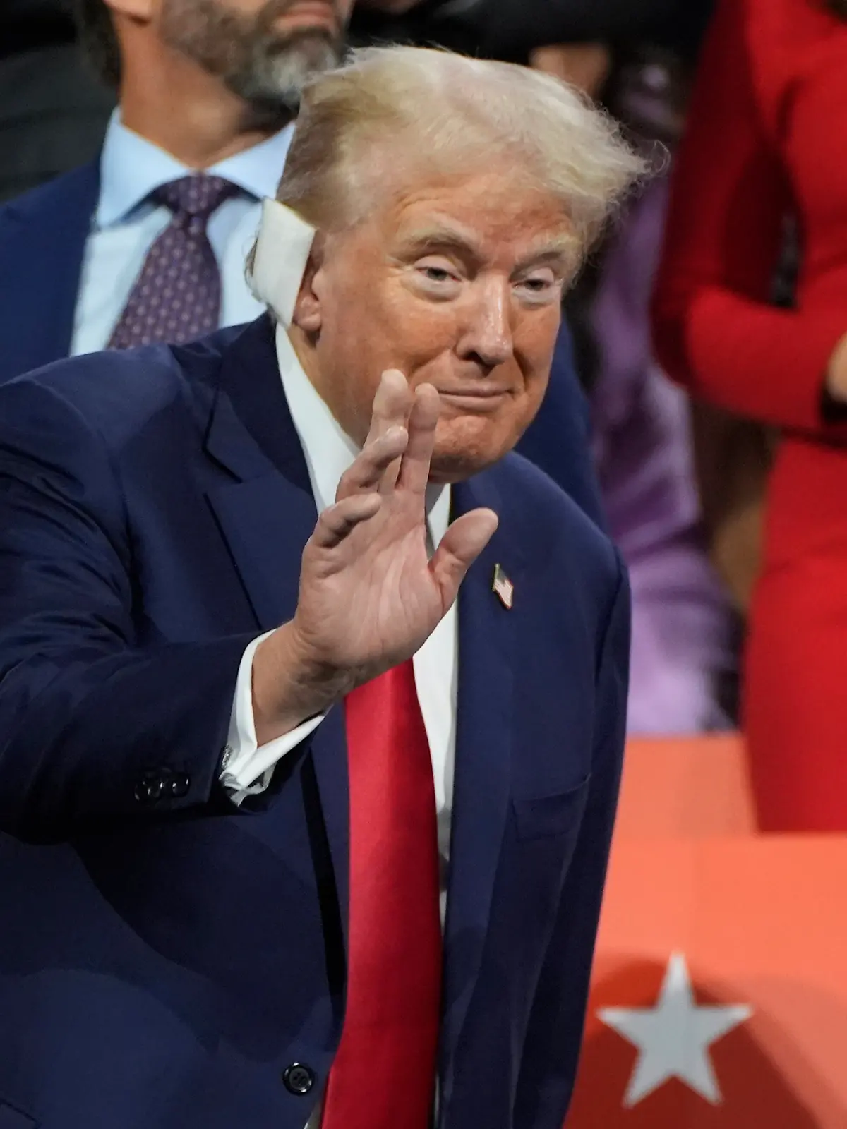 Am späten Abend (Ortszeit) tritt Trump zum Parteitag erstmals nach dem Attentat wieder öffentlich auf. 