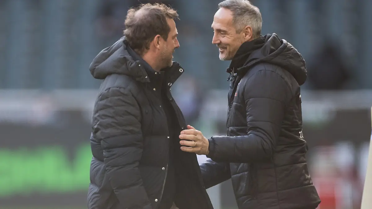 Markus Weinzierl (Trainer FC Augsburg) und Adi Huetter (Trainer Borussia Moenchengladbach) begruessen sich 1. Fussball Bundesliga, Borussia Moenchengladbach - FC Augsburg, Moenchengladbach, BORUSSIA-PARK DFL REGULATIONS PROHIBIT ANY USE OF PHOTOGRAPHS AS IMAGE SEQUENCES AND/OR QUASI-VIDEO.