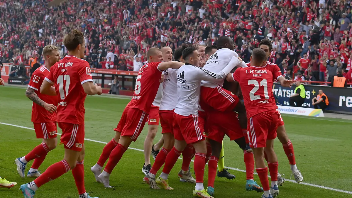 Fussball, Herren, Saison 2021/2022, 1. Bundesliga 34. Spieltag, 1. FC Union Berlin - VfL Bochum, Union-Jubel nach dem Tor zum 3:2, 14.05. 2022, *** Football, men, season 2021 2022, 1 Bundesliga 34 matchday , 1 FC Union Berlin VfL Bochum, Union jubilation after the goal to 3 2, 14 05 2022, Copyright: xMatthiasxKochx