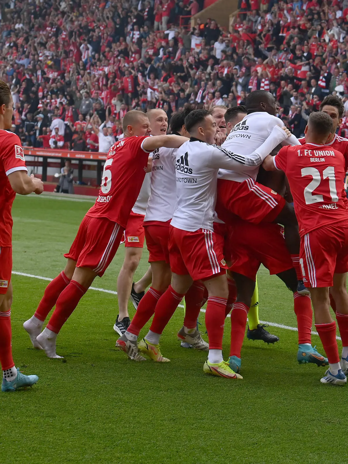  Fussball, Herren, Saison 2021/2022, 1. Bundesliga 34. Spieltag, 1. FC Union Berlin - VfL Bochum, Union-Jubel nach dem Tor zum 3:2, 14.05. 2022, *** Football, men, season 2021 2022, 1 Bundesliga 34 matchday , 1 FC Union Berlin VfL Bochum, Union jubilation after the goal to 3 2, 14 05 2022, Copyright: xMatthiasxKochx