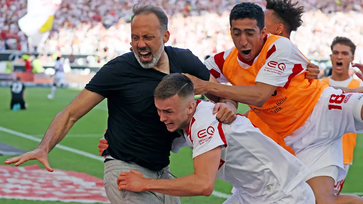 Deutschland, Stuttgart, 14.05.2022, Fussball, Bundesliga, VfB Stuttgart - 1. FC Köln: v.l. Pellegrino Matarazzo (Trainer VfB Stuttgart), Sasa Kalajdzic, Tiago Tomas (beide VfB Stuttgart). Foto: Robin Rudel