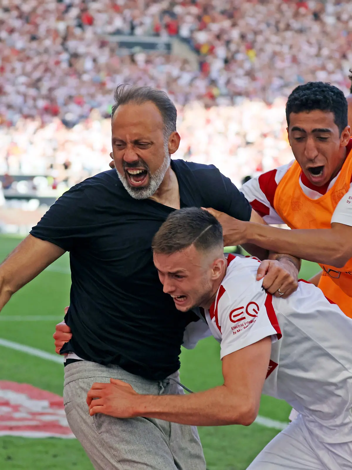 Deutschland, Stuttgart, 14.05.2022, Fussball, Bundesliga, VfB Stuttgart - 1. FC Köln: v.l. Pellegrino Matarazzo (Trainer VfB Stuttgart), Sasa Kalajdzic, Tiago Tomas (beide VfB Stuttgart). Foto: Robin Rudel