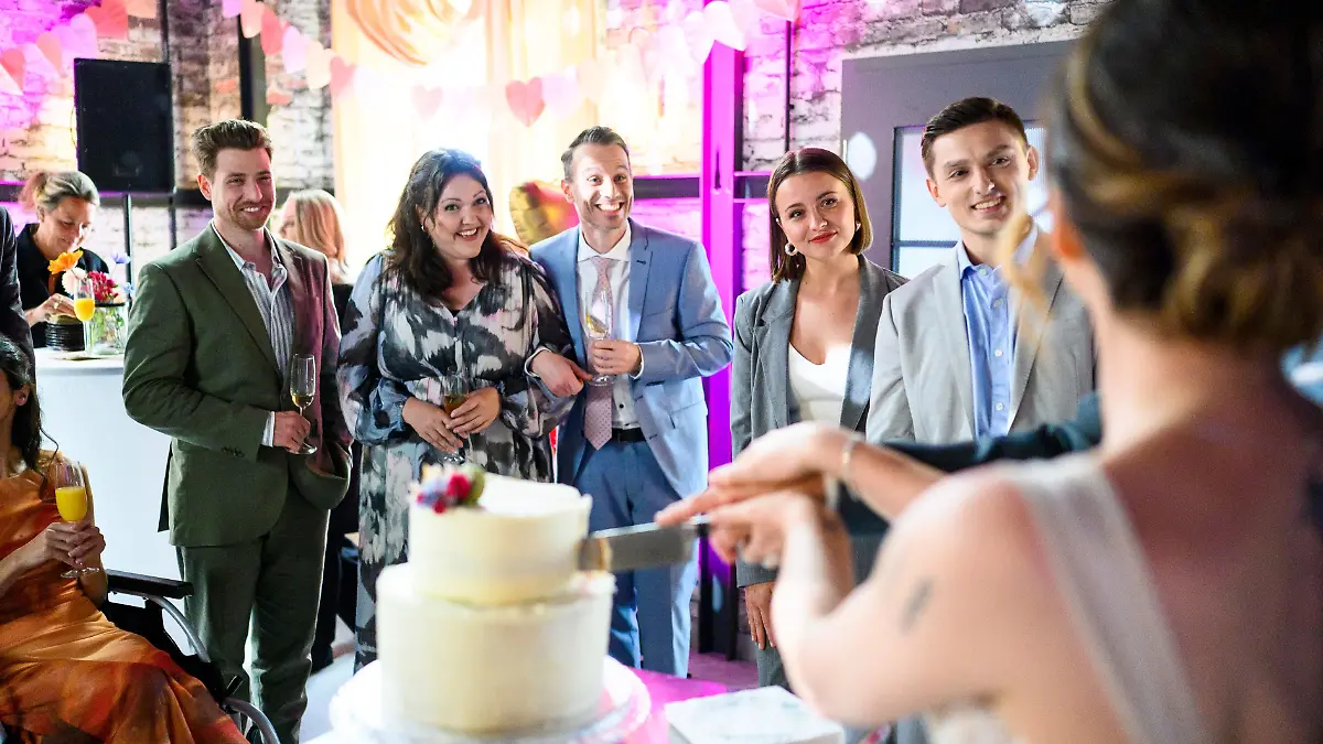 Wenn Henning und Daniela heiraten, dann dürfen die anderen AWZ-Schauspieler natürlich nicht fehlen.