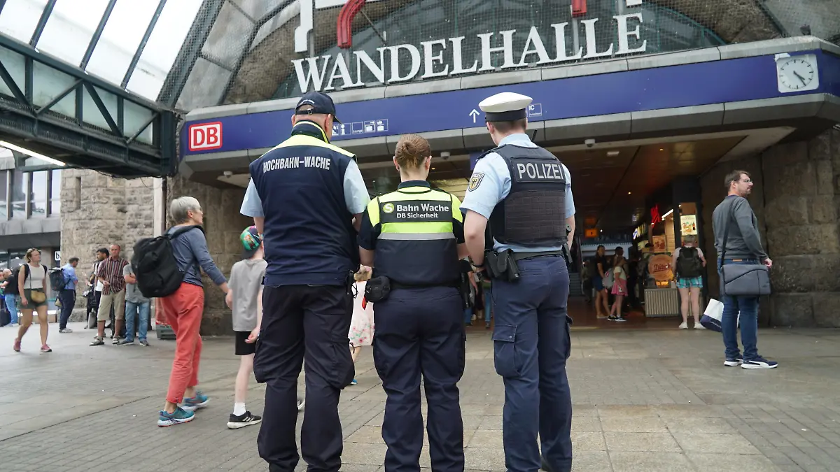 Allianz sicherer Hauptbahnhof: Hamburgs Innensenator Grote bei einem Schwerpunkteinsatz der Polizei

/ 160823

*** Alliance for a safer central station: Senator for the Interior Grote during a priority police operation, Hamburg, Germany - 16 Aug 2023 ***