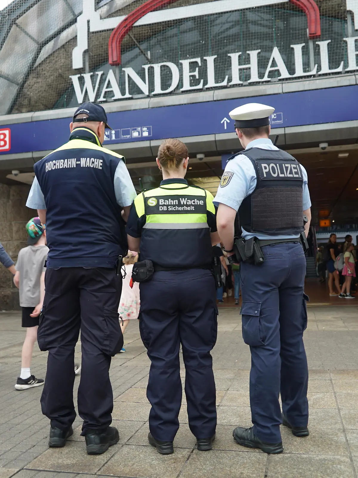 Allianz sicherer Hauptbahnhof: Hamburgs Innensenator Grote bei einem Schwerpunkteinsatz der Polizei

/ 160823

*** Alliance for a safer central station: Senator for the Interior Grote during a priority police operation, Hamburg, Germany - 16 Aug 2023 ***