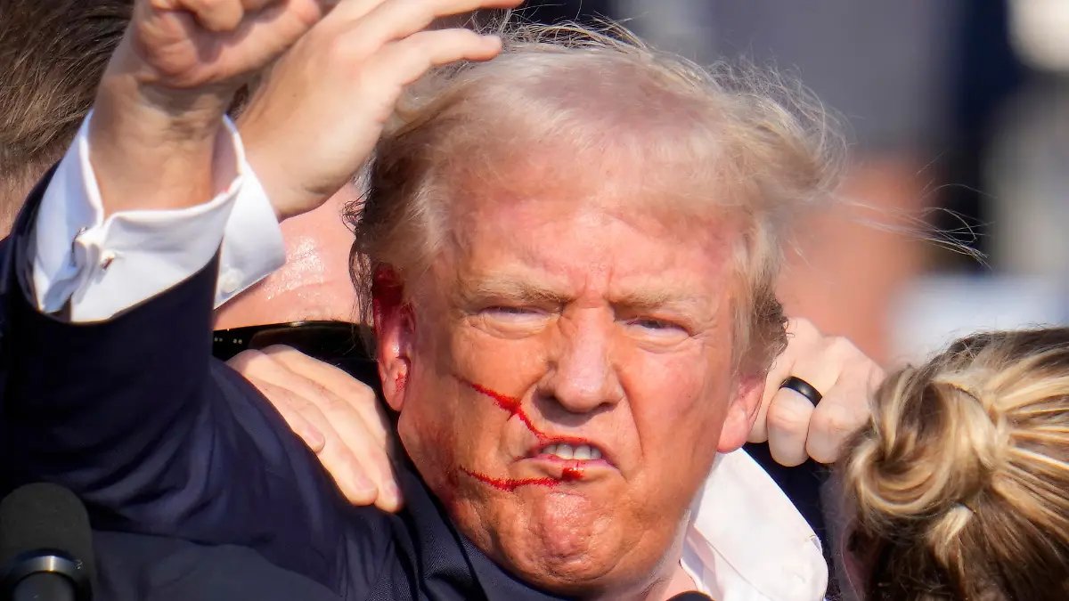 Donald Trump ballt die Hand zur Faust, kurz nachdem auf ihn geschossen wurde. T-Shirts mit Fotos von diesem Moment wurden schnell von chinesischen Online-Händlern angeboten.