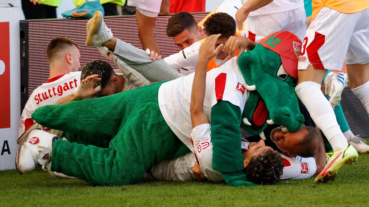 BAU // Stuttgart, Fußball Bundesliga, Saison 2021/2022, VfB Stuttgart vs. 1.FC Köln , Omar Marmoush (VfB) / Fritzle / Trainer Pellegrino Matarazzo (VfB) bejubeln das 2:1 Gemäß den Vorgaben der DFL Deutsche Fußball Liga ist es untersagt, in dem Stadion und/oder vom Spiel angefertigte Fotoaufnahmen in Form von Sequenzbildern und/oder videoähnlichen Fotostrecken zu verwerten bzw. verwerten zu lassen.