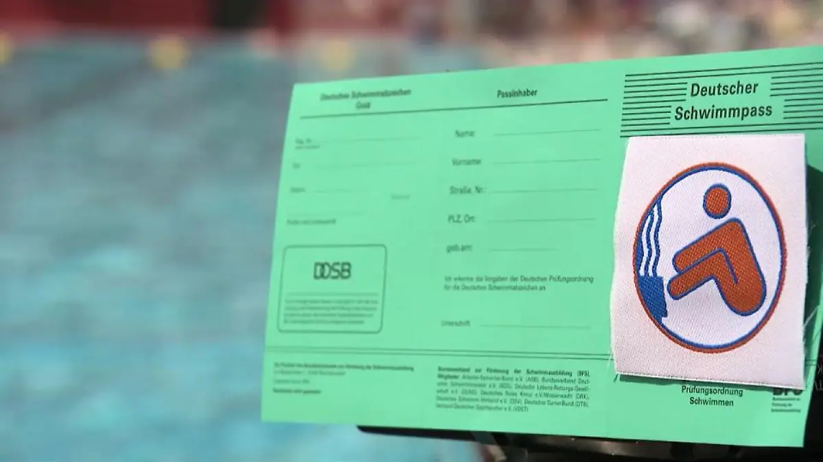 Im Allwetterbad in Osterholz-Scharmbeck dürfen Kinder und Jugendliche unter 14 Jahren nur noch ohne ihre Eltern schwimmen, wenn sie ein Bronze-Abzeichen vorzeigen können.