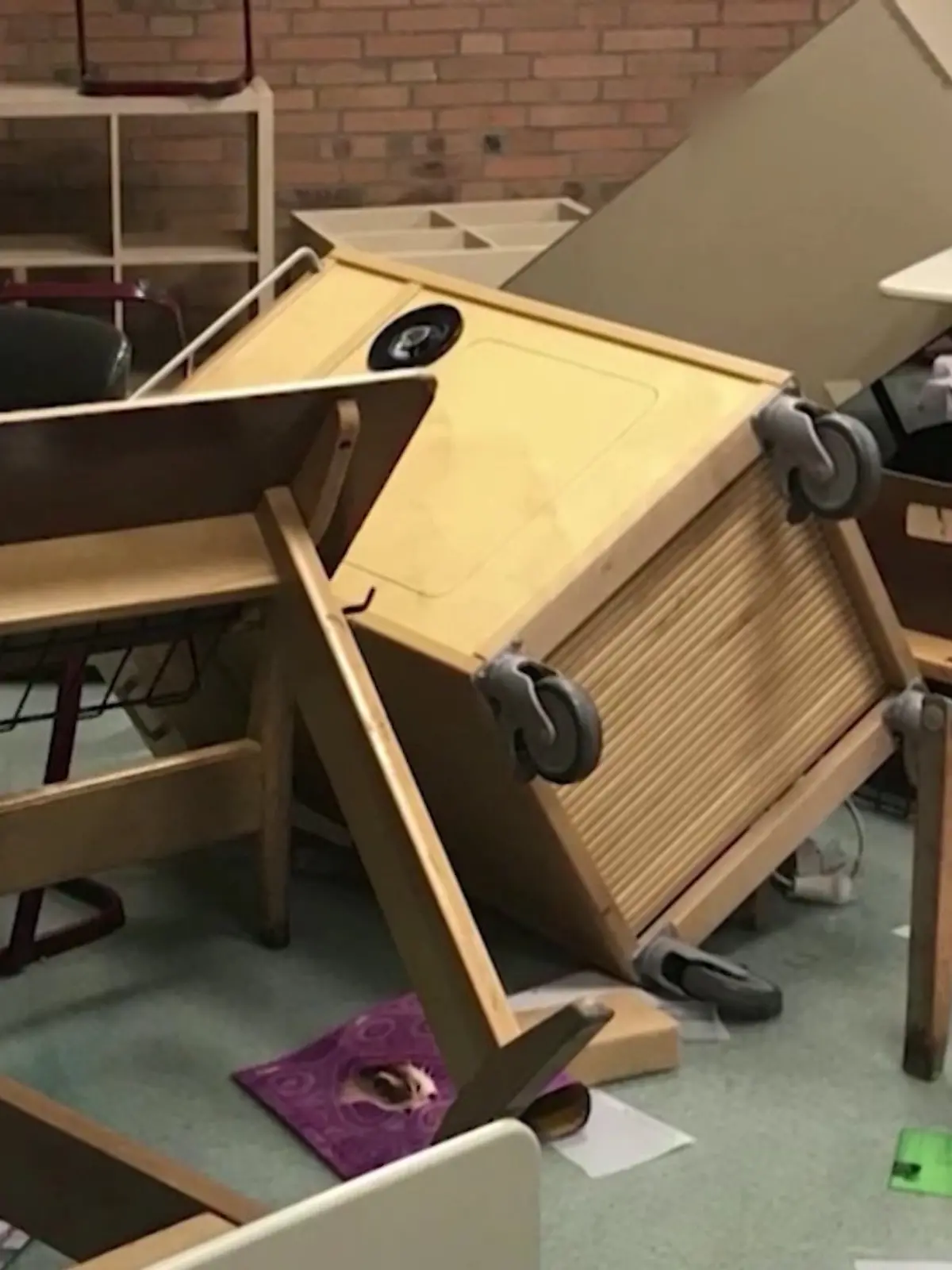Blick in ein verwüstetes Klassenzimmer der Oberschule Bissendorf (2020)