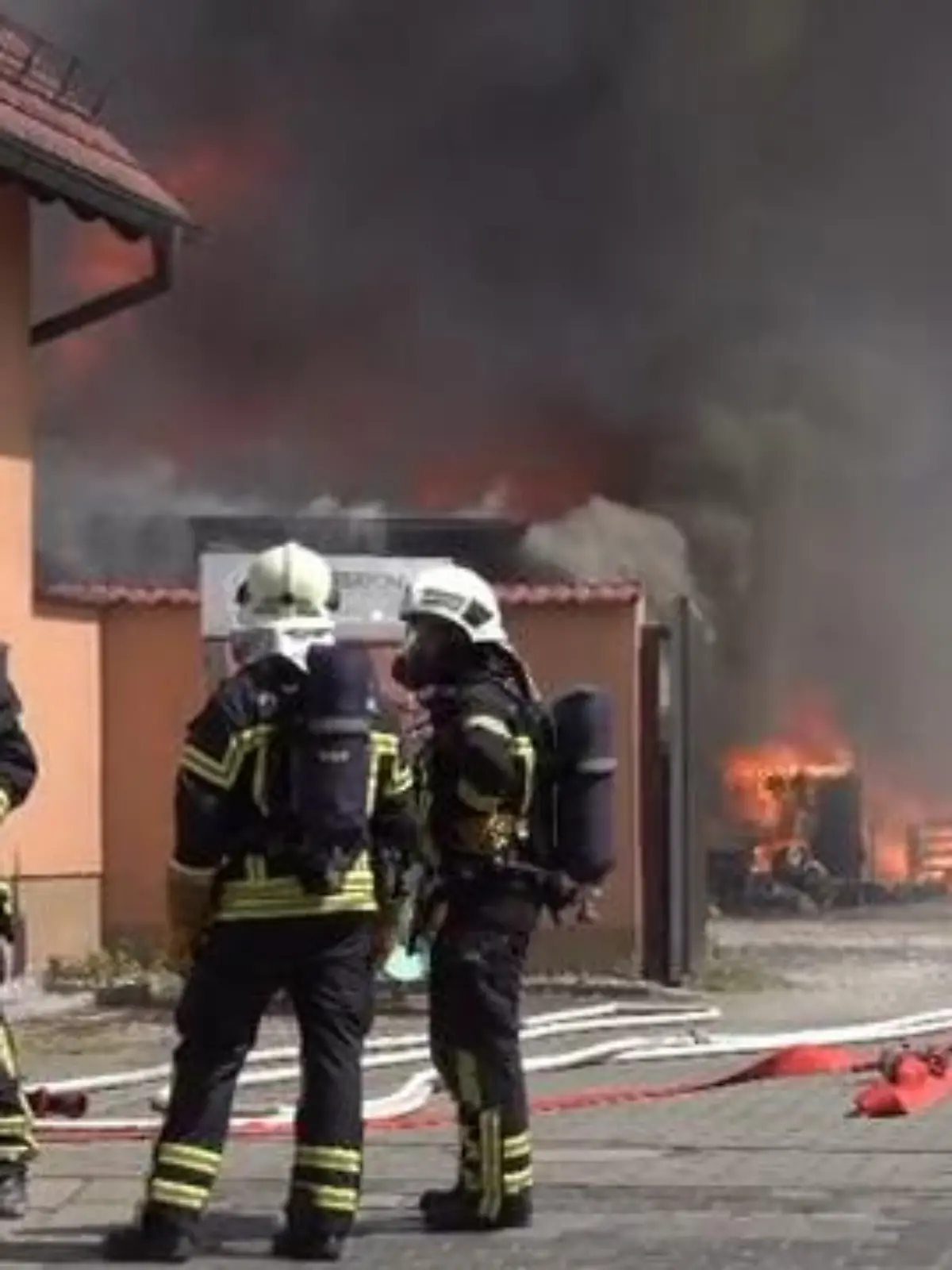 Ein 59-Jähriger (deutsch) brannte mittels eines gasbetriebenen Brenners Unkraut im Bereich seiner Scheune eines Dreiseitenhofes ab. Kurze Zeit später bemerkte er, dass die Scheune in Flammen stand und konnte das Feuer selbständig nicht mehr löschen. Ein neben der in voller Ausdehnung brennenden Scheune stehendes Wohnhaus, welches unbewohnt war und sich in Rekonstruktion befand, geriet ebenfalls in Brand. Das Feuer griff weiter auf das Gelände einer Dachdeckerfirma über. Dort brannten Baumaterial und Lagerräume. Es entstand auf den drei Grundstücken hoher Sachschaden, der noch nicht bezifferbar ist. Für die Löscharbeiten mussten die Dieskaustraße und die Anton-Zickmantel-Straße über mehrere Stunden gesperrt werden. Die Feuerwehr konnte das Feuer auf den Grundstücken löschen und ein weiteres Ausbreiten verhindern. Gegen den 59-Jährigen wird nun wegen fahrlässiger Brandstiftung ermittelt. Wie später bekannt wurde, verletzten sich beim anfänglichen Versuch, das Feuer zu löschen, zwei Anwohner durch das Einatmen von Rauchgas leicht. Sie wurden ärztlich versorgt. Der Einsatz eines Brandursachenermittlers macht sich nicht erforderlich.