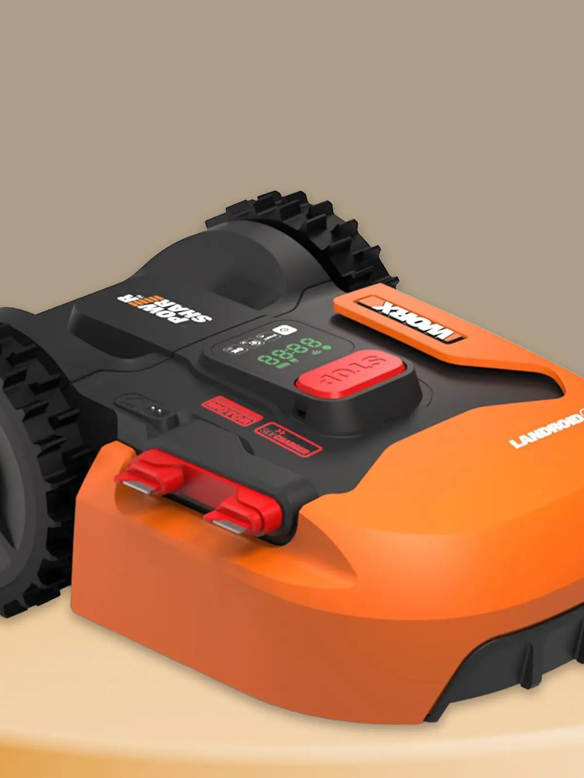 Der Word Landroid Mähroboter auf einem hellorgangenen Pult und einem roten Prozentzeichen in der linken oberen Ecke.