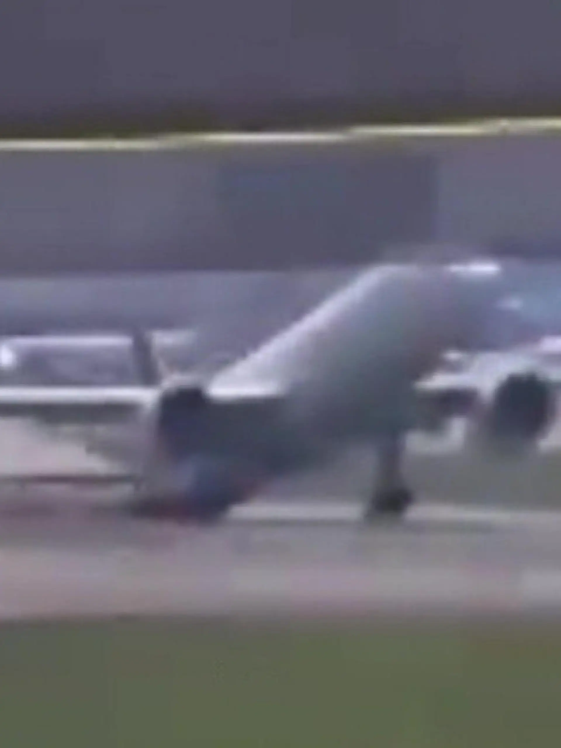 Eine Boeing 777 startet vom Flughafen Silvio Berlusconi bei Mailand in Richtung Brasilien. Doch während des Abflugs schrammt das Heck des Fliegers über die Startbahn und zwingt den Piloten zur sofortigen Umkehr.