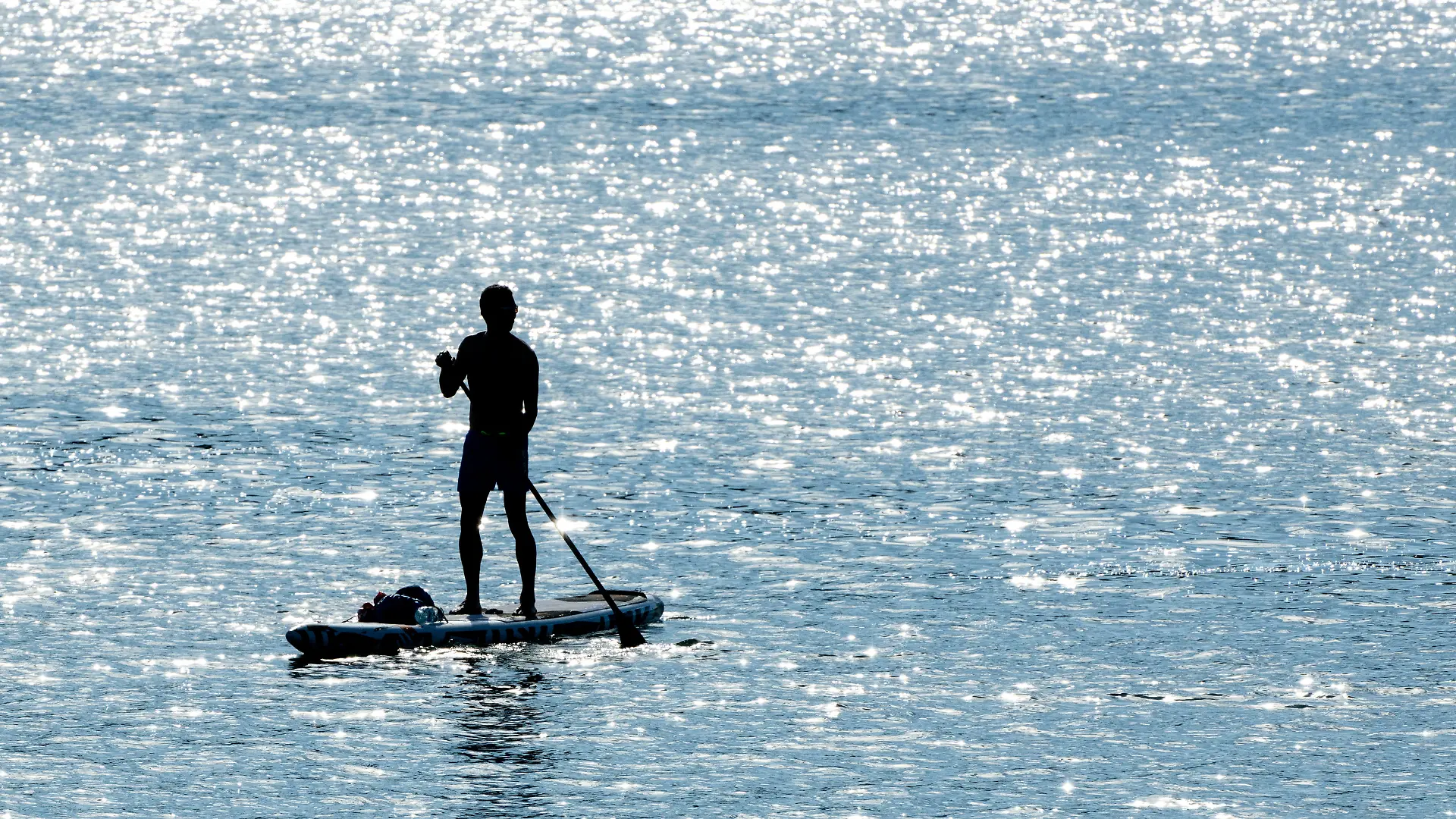 epi_220847256_DPA BF_dpa 5FB1E000D80DB1B9.jpg_Stand-up-Paddler.jpg