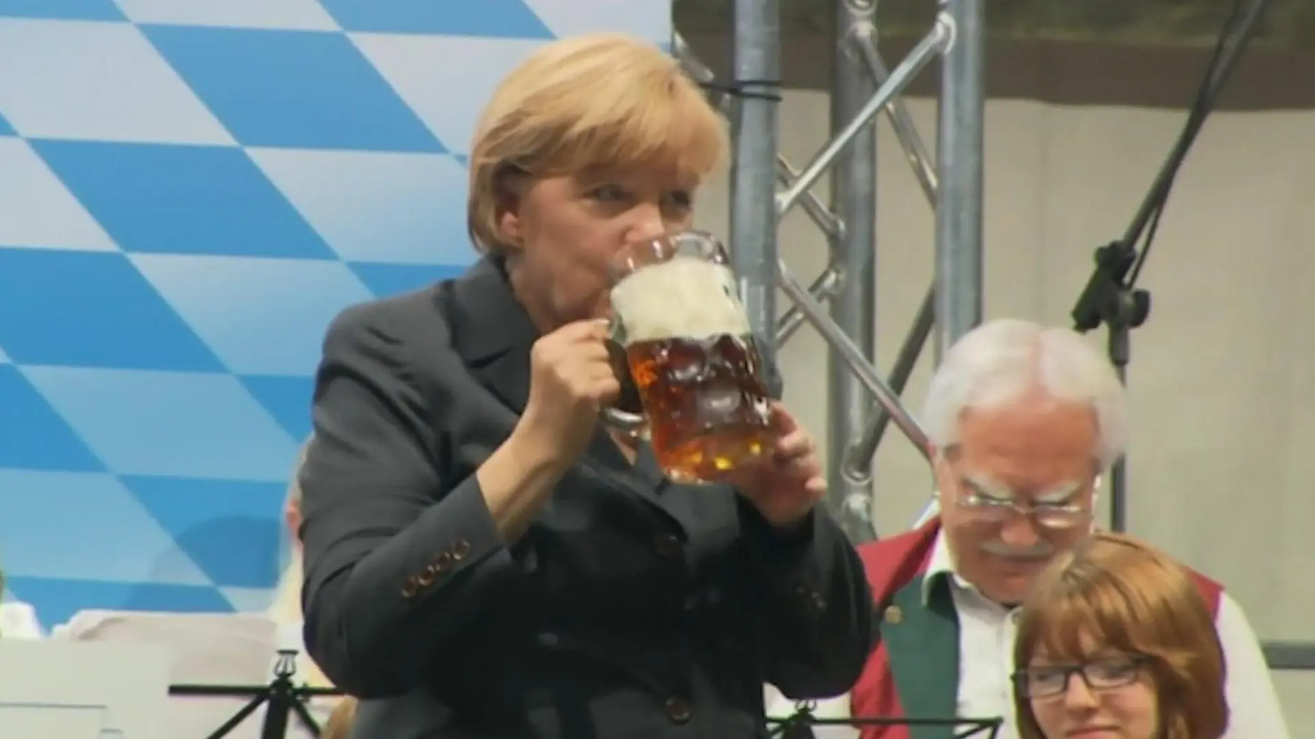DAS sind die lustigsten Momente von Angela Merkel! Rückblick zum 70. Geburtstag