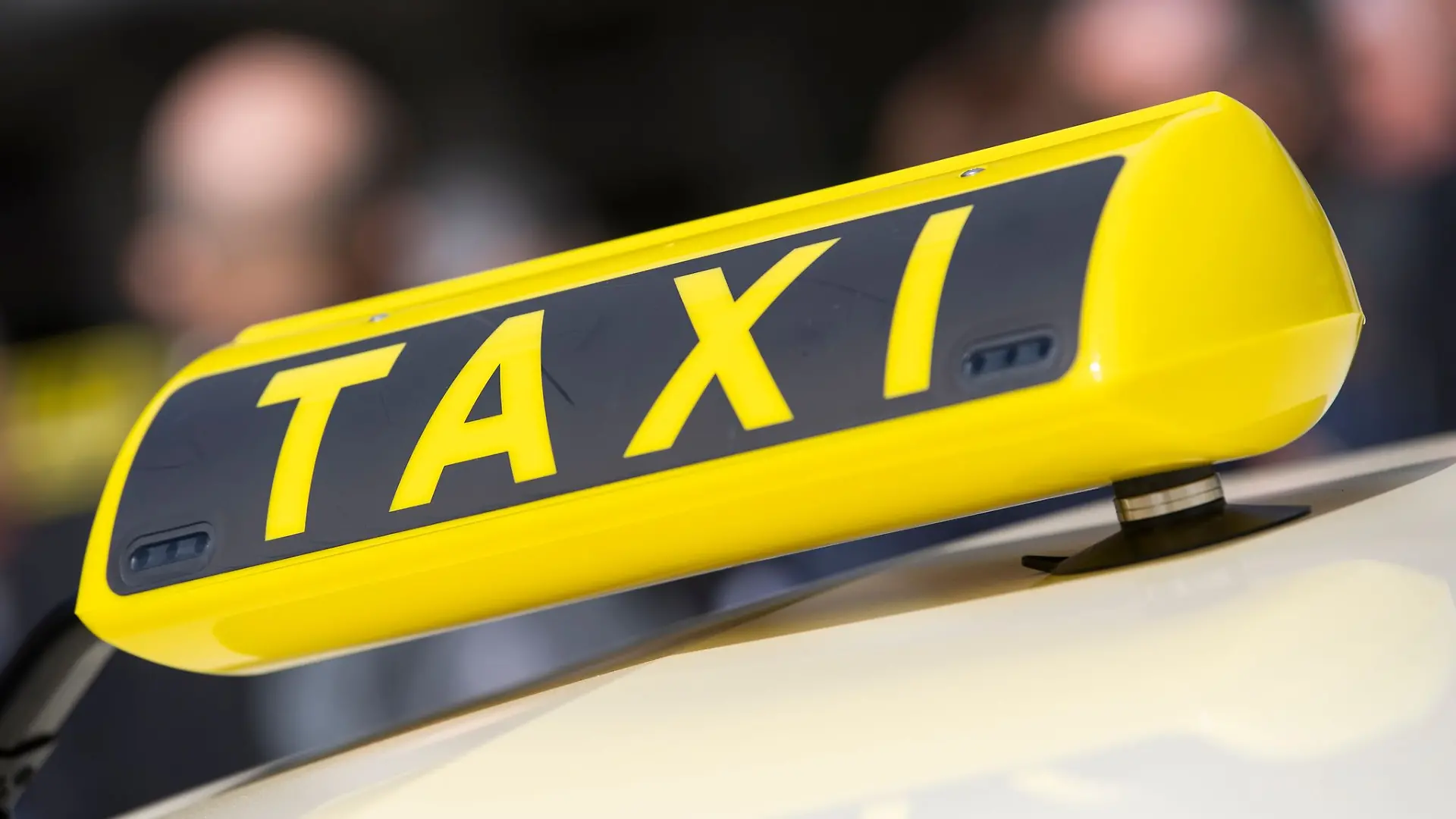 Ein Taxifahrer hat in Osnabrück eine Seniorin vor einem Betrug bewahrt. (Symbolbild)