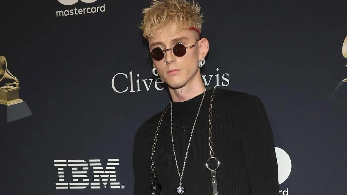 Wie ein Vampir: Machine Gun Kelly hat sich Reißzähne einsetzen lassen