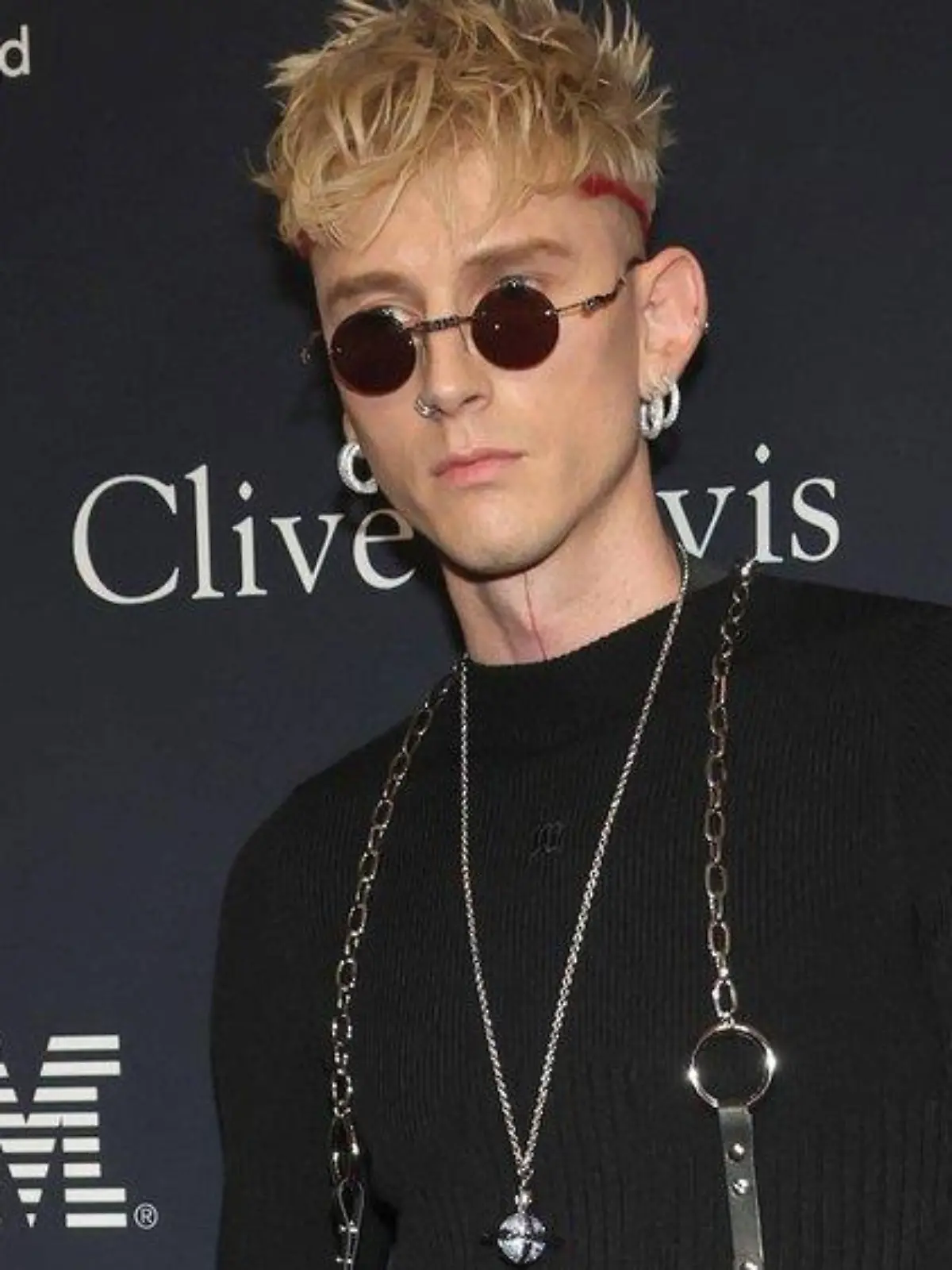 Wie ein Vampir: Machine Gun Kelly hat sich Reißzähne einsetzen lassen