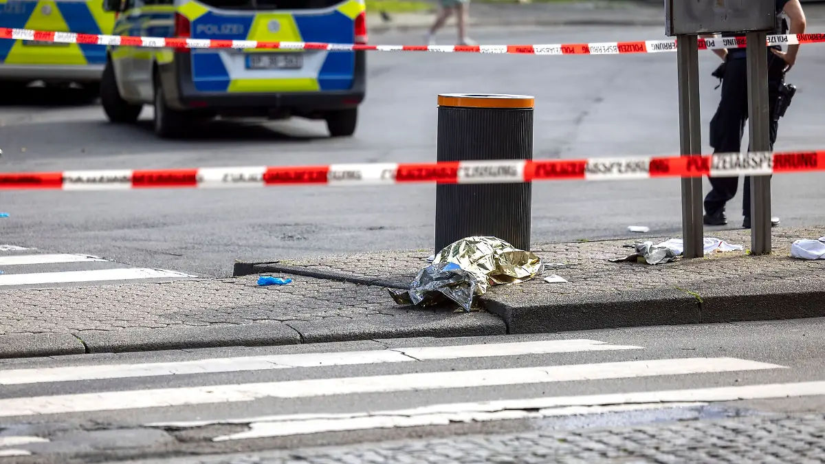 Bei einer Auseinandersetzung am Busbahnhof in Bonn soll ein 24-jähriger einen Mann mit einem Messer schwer verletzt haben. (Foto-aktuell)