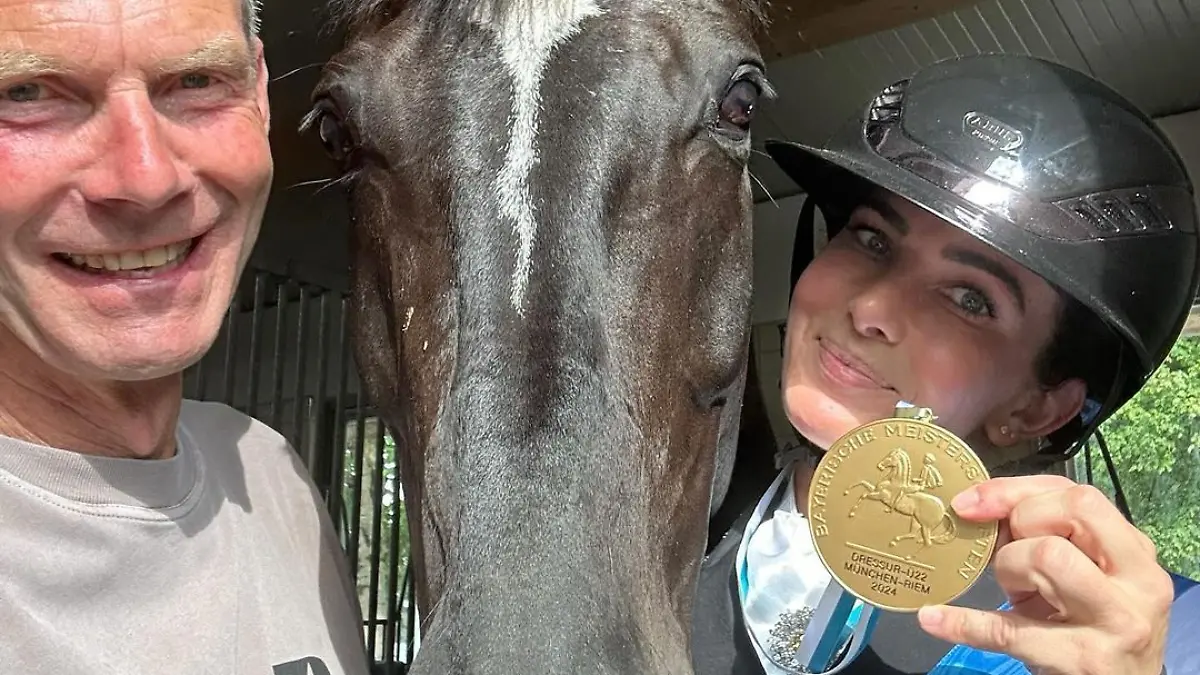 Lisa Müller zeigt stolz ihre Meister-Medaille.