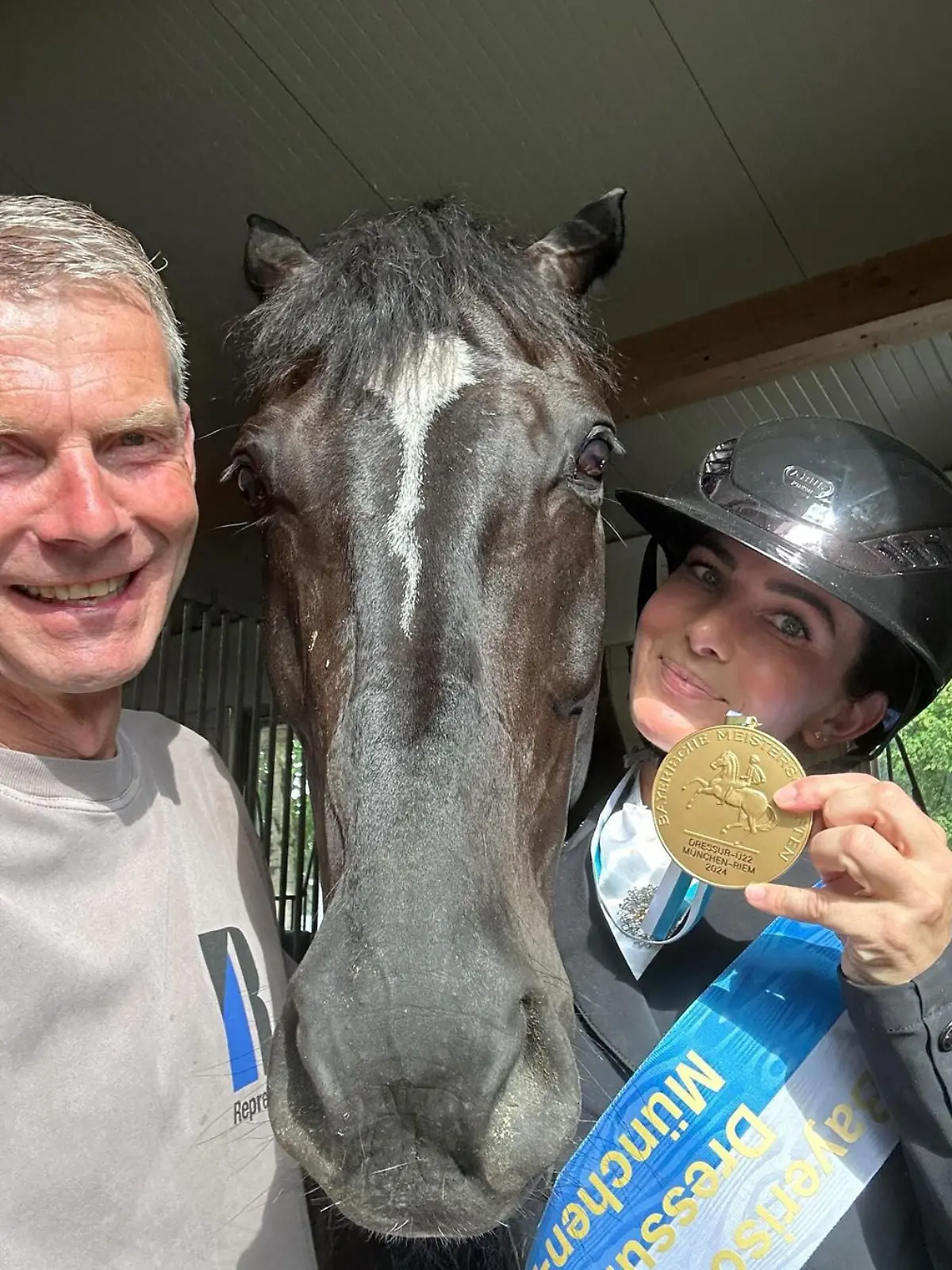Lisa Müller zeigt stolz ihre Meister-Medaille.