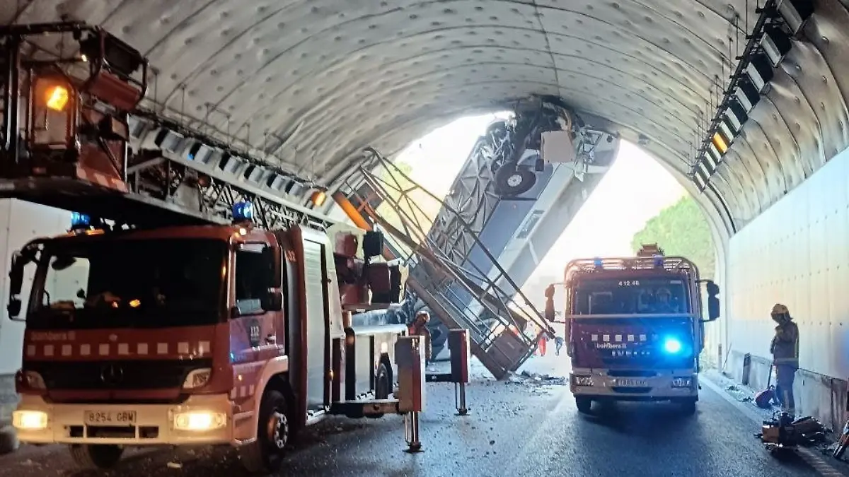 16.07.2024, Spanien, Barcelona: Rettungskräfte arbeiten am Eingang eines Tunnels, wo sich ein Reisebus hochkant verkeilt hat. 31 Menschen an Bord seien verletzt worden, sechs davon leicht, 22 schwer und drei sehr schwer, teilte der Sanitätsdienst Kataloniens auf X mit. (Bestmögliche Qualität.) Foto: Bombers De La Generalitat/Europapress/dpa +++ dpa-Bildfunk +++