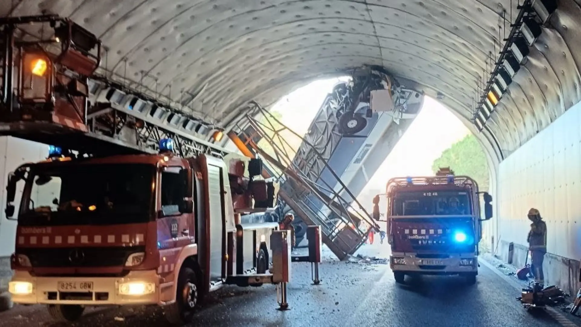 16.07.2024, Spanien, Barcelona: Rettungskräfte arbeiten am Eingang eines Tunnels, wo sich ein Reisebus hochkant verkeilt hat. 31 Menschen an Bord seien verletzt worden, sechs davon leicht, 22 schwer und drei sehr schwer, teilte der Sanitätsdienst Kataloniens auf X mit. (Bestmögliche Qualität.) Foto: Bombers De La Generalitat/Europapress/dpa +++ dpa-Bildfunk +++
