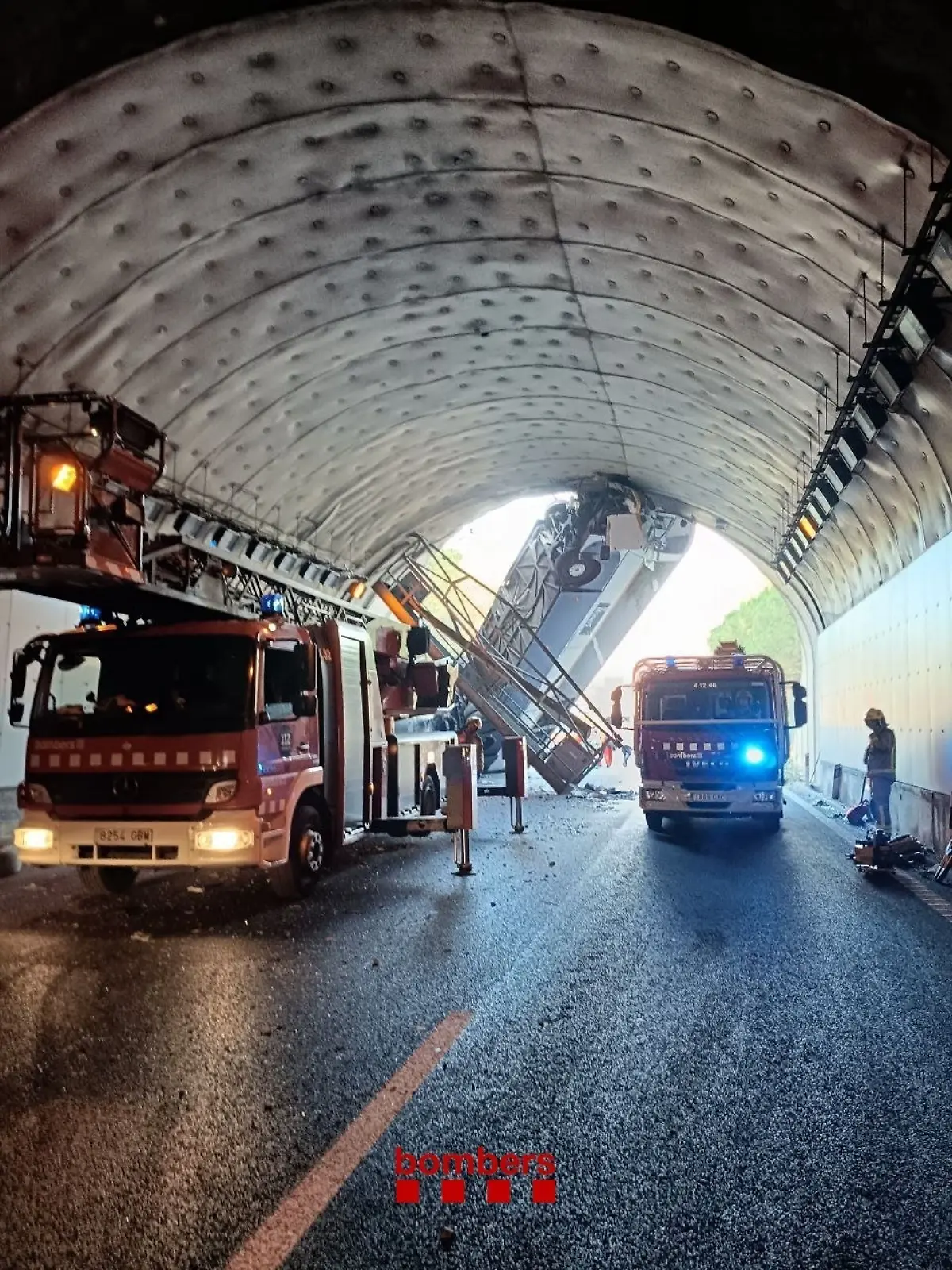 16.07.2024, Spanien, Barcelona: Rettungskräfte arbeiten am Eingang eines Tunnels, wo sich ein Reisebus hochkant verkeilt hat. 31 Menschen an Bord seien verletzt worden, sechs davon leicht, 22 schwer und drei sehr schwer, teilte der Sanitätsdienst Kataloniens auf X mit. (Bestmögliche Qualität.) Foto: Bombers De La Generalitat/Europapress/dpa +++ dpa-Bildfunk +++