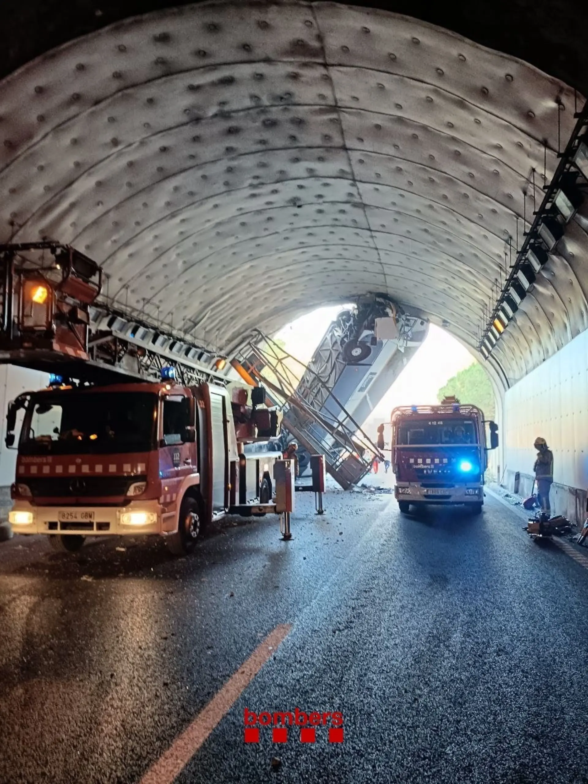 16.07.2024, Spanien, Barcelona: Rettungskräfte arbeiten am Eingang eines Tunnels, wo sich ein Reisebus hochkant verkeilt hat. 31 Menschen an Bord seien verletzt worden, sechs davon leicht, 22 schwer und drei sehr schwer, teilte der Sanitätsdienst Kataloniens auf X mit. (Bestmögliche Qualität.) Foto: Bombers De La Generalitat/Europapress/dpa +++ dpa-Bildfunk +++