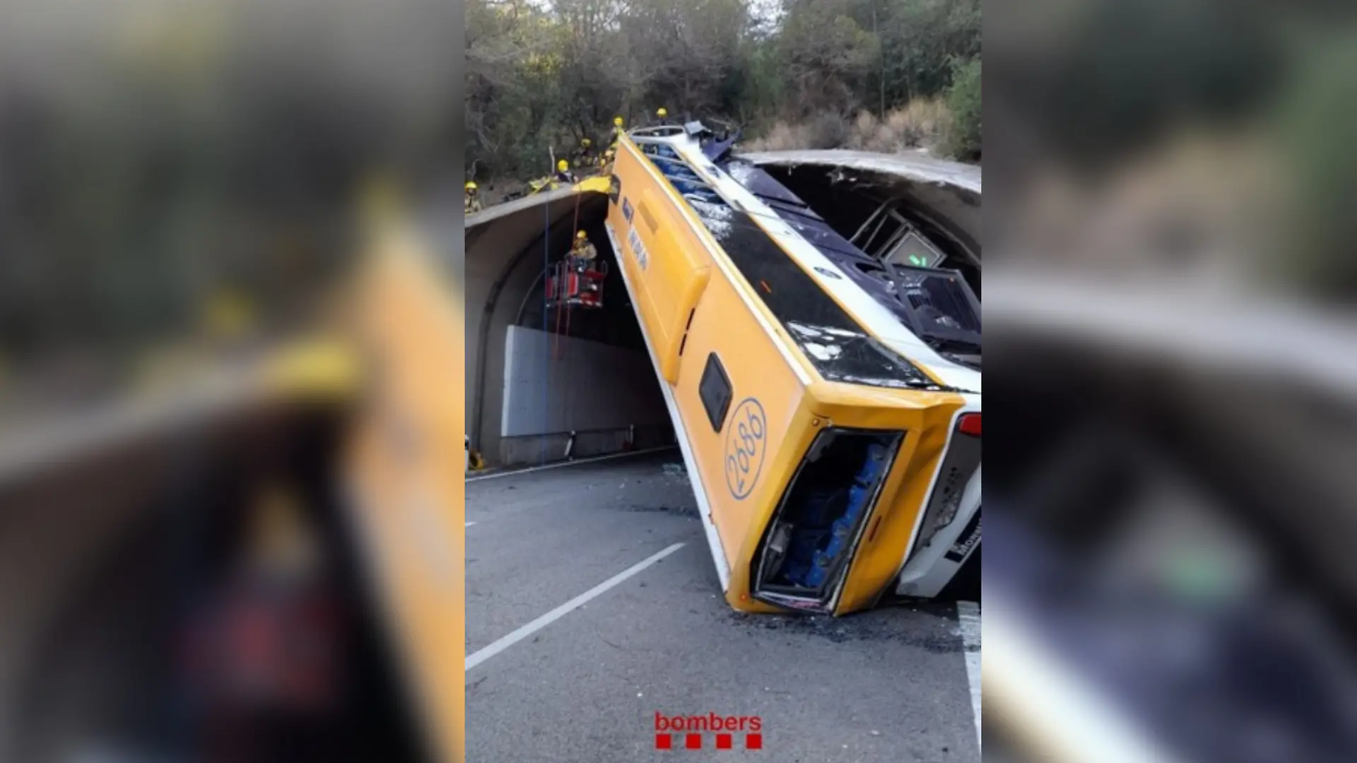 16.07.2024, Spanien, Barcelona: Ein Reisebus hat sich im Eingang eines Straßentunnels hochkant verkeilt. 31 Menschen an Bord seien verletzt worden, sechs davon leicht, 22 schwer und drei sehr schwer, teilte der Sanitätsdienst Kataloniens auf X mit. Foto: Bombers/Europapress/dpa +++ dpa-Bildfunk +++