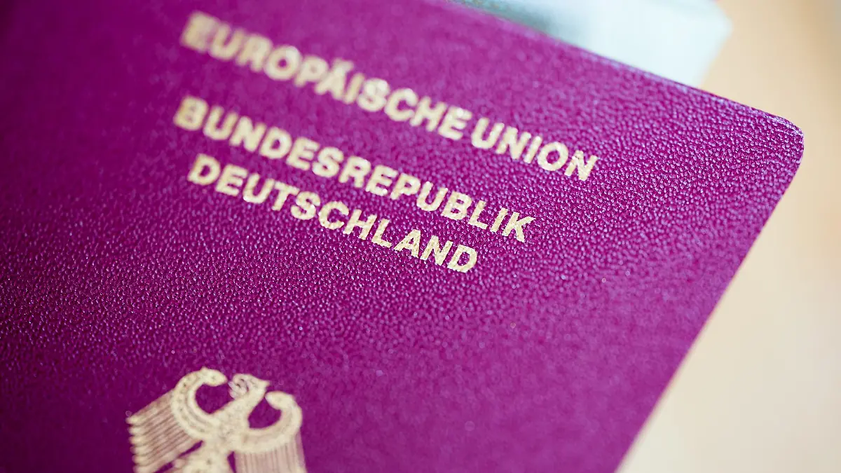 Zum Beginn der Urlaubszeit gibt es größere Verzögerungen beim Ausstellen von Reisepässen. (Archivfoto)