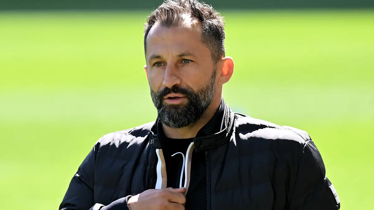 Bielefeld, Schueco Arena, 11.04.22, GER, Herren, 1.Bundesliga, Saison 2021-2022, DSC Arminia Bielefeld - FC Bayern Muenchen Bild: Sportdirektor Hasan Salihamidzic Bayern Nur fuer journalistische Zwecke Only for editorial use Gemaess den Vorgaben der DFL Deutsche Fußball Liga ist es untersagt, in dem Stadion und/oder vom Spiel angefertigte Fotoaufnahmen in Form von Sequenzbildern und/oder videoaehnlichen Fotostrecken zu verwerten bzw. verwerten zu lassen. DFL regulations prohibit any use of photographs as image sequences and/or quasi-video. Nordrhein-Westfalen Deutschland *** Bielefeld, Schueco Arena, 11 04 22, GER, Herren, 1 Bundesliga, Saison 2021 2022, DSC Arminia Bielefeld FC Bayern Muenchen Bild Sportdirektor Hasan Salihamidzic Bayern Only for journalistic use Only for editorial use According to the regulations of the DFL Deutsche Fußball Liga it is prohibited, DFL regulations prohibit any use of photographs as image sequences and or quasi video North Rhine Westphalia Germany