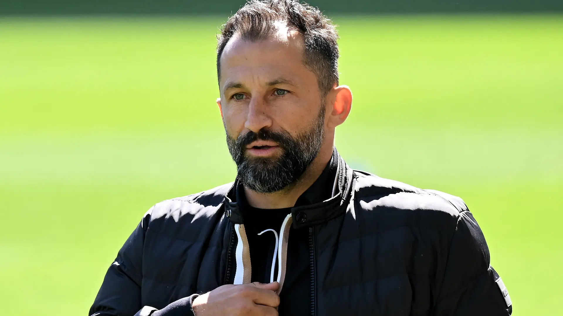 Bielefeld, Schueco Arena, 11.04.22, GER, Herren, 1.Bundesliga, Saison 2021-2022, DSC Arminia Bielefeld - FC Bayern Muenchen Bild: Sportdirektor Hasan Salihamidzic Bayern Nur fuer journalistische Zwecke Only for editorial use Gemaess den Vorgaben der DFL Deutsche Fußball Liga ist es untersagt, in dem Stadion und/oder vom Spiel angefertigte Fotoaufnahmen in Form von Sequenzbildern und/oder videoaehnlichen Fotostrecken zu verwerten bzw. verwerten zu lassen. DFL regulations prohibit any use of photographs as image sequences and/or quasi-video. Nordrhein-Westfalen Deutschland *** Bielefeld, Schueco Arena, 11 04 22, GER, Herren, 1 Bundesliga, Saison 2021 2022, DSC Arminia Bielefeld FC Bayern Muenchen Bild Sportdirektor Hasan Salihamidzic Bayern Only for journalistic use Only for editorial use According to the regulations of the DFL Deutsche Fußball Liga it is prohibited, DFL regulations prohibit any use of photographs as image sequences and or quasi video North Rhine Westphalia Germany