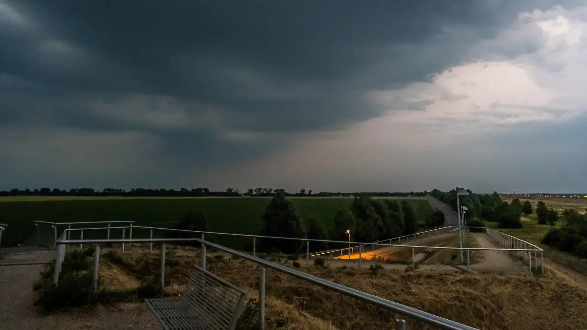 Das Tief Lambert bringt Regen, Wind, Donner, Blitze. Hier dunkle Wolken am Flughafen Leipzig Halle. Teilweise mussten Flugzeuge umgeleitet werden. Tief Lambert über Leipzig *** Low Lambert brings rain, wind, thunder, lightning Here dark clouds at Leipzig Halle Airport Partly planes had to be diverted Low Lambert over Leipzig