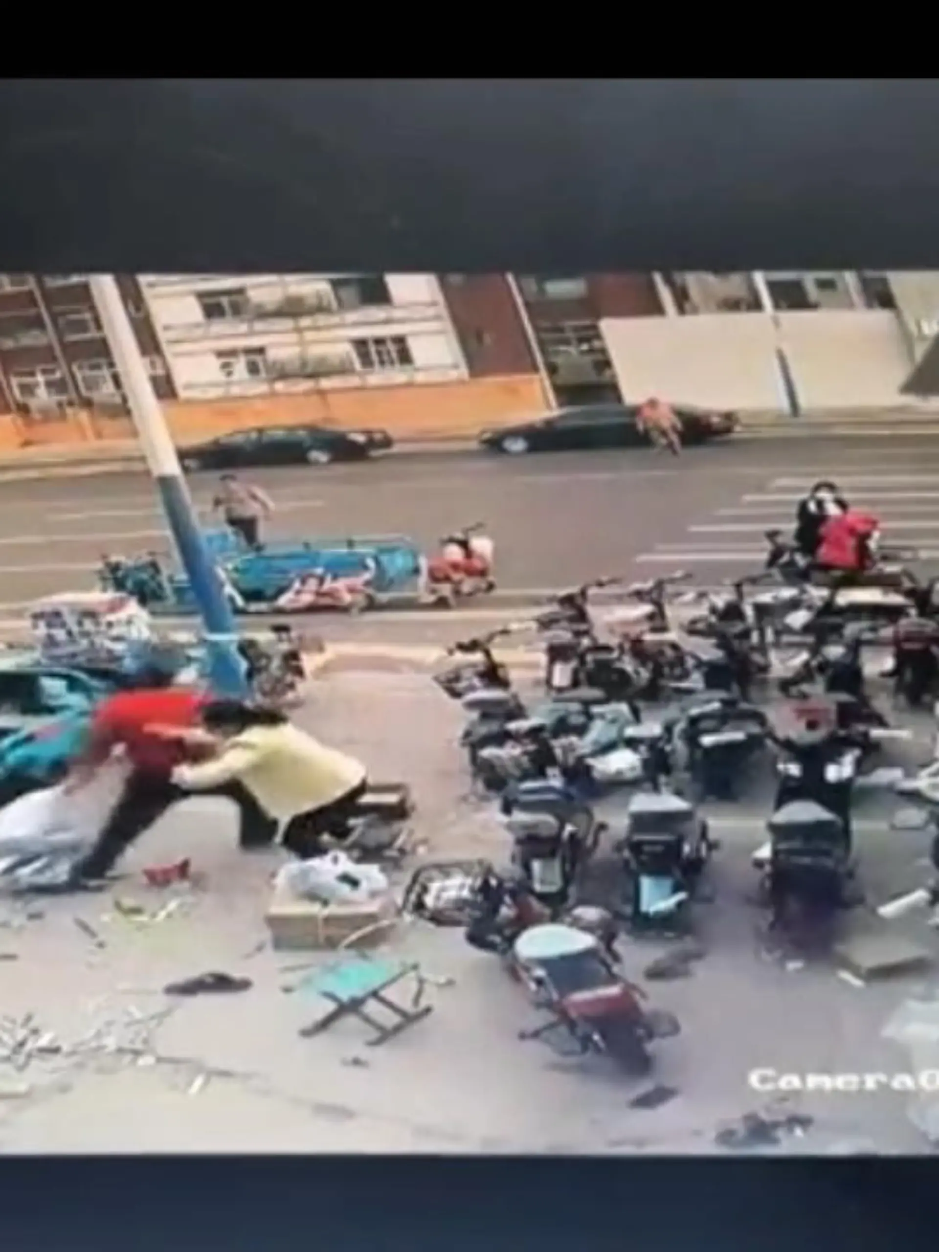 In der chinesischen Stadt Dongying sah ein Vater seinen Söhnen beim Spielen zu - plötzlich nähert sich ein Bagger ohne Fahrer und überfährt fast die Kinder. Nur seinem schnellen Eingreifen ist es zu verdanken, dass den beiden Jungen nichts passiert.