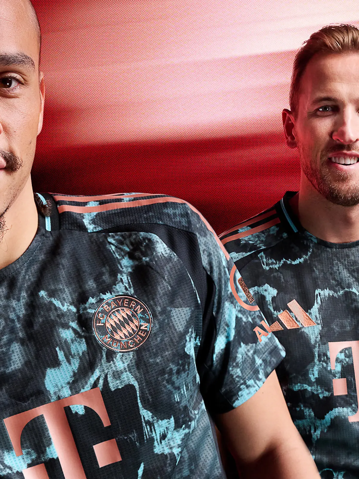 17.07.2024, Bayern, München: Dieses vom FC Bayern München zur Verfügung gestellte Foto zeigt die Bayern Spieler Leroy Sané (l) und Harry Kane mit dem neuen Auswärtstrikot des Bundesligavereins für die Saison 2024/25.
