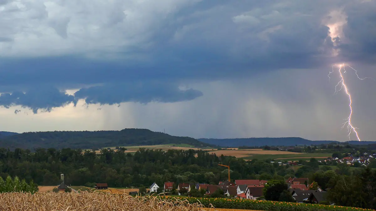 Unwetter, Eine Gewitterzelle mit Blitz und Donner baut sich über dem Großraum Heilbronn auf. Der Deutsche Wetterdienst kündigte Unwetter für Teile Baden-Württembergs an. Bretzfeld Baden-Württemberg Deutschland Bretzfeld *** Thunderstorm, A thunderstorm cell with thunder and lightning is building up over the greater Heilbronn area The German Weather Service announced thunderstorms for parts of Baden Württemberg Bretzfeld Baden Württemberg Germany Bretzfeld Copyright: x xonw-imagesx/xAlexanderxWolfx
