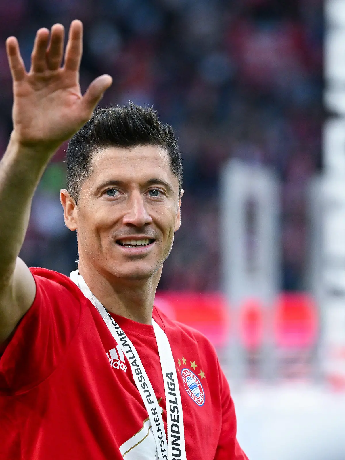 ARCHIV - 08.05.2022, Bayern, München: Fußball: Bundesliga, Bayern München - VfB Stuttgart, 33. Spieltag in der Allianz Arena. Robert Lewandowski von München jubelt nach dem Spiel über die Meisterschaft. (zu dpa «Fünf Transfergerüchte für den Sommer») Foto: Sven Hoppe/dpa - WICHTIGER HINWEIS: Gemäß den Vorgaben der DFL Deutsche Fußball Liga bzw. des DFB Deutscher Fußball-Bund ist es untersagt, in dem Stadion und/oder vom Spiel angefertigte Fotoaufnahmen in Form von Sequenzbildern und/oder videoähnlichen Fotostrecken zu verwerten bzw. verwerten zu lassen. +++ dpa-Bildfunk +++