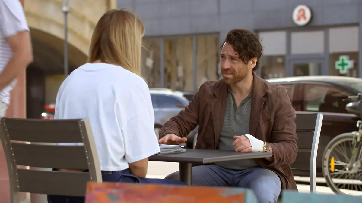 Alicia will Carlos in seiner schwierigen Situation helfen.