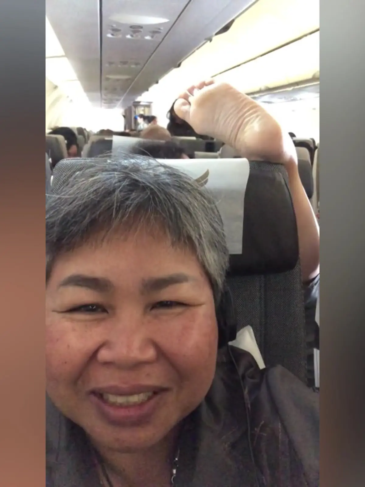 Passagierin fühlt sich durch nackten Fuß belästigt