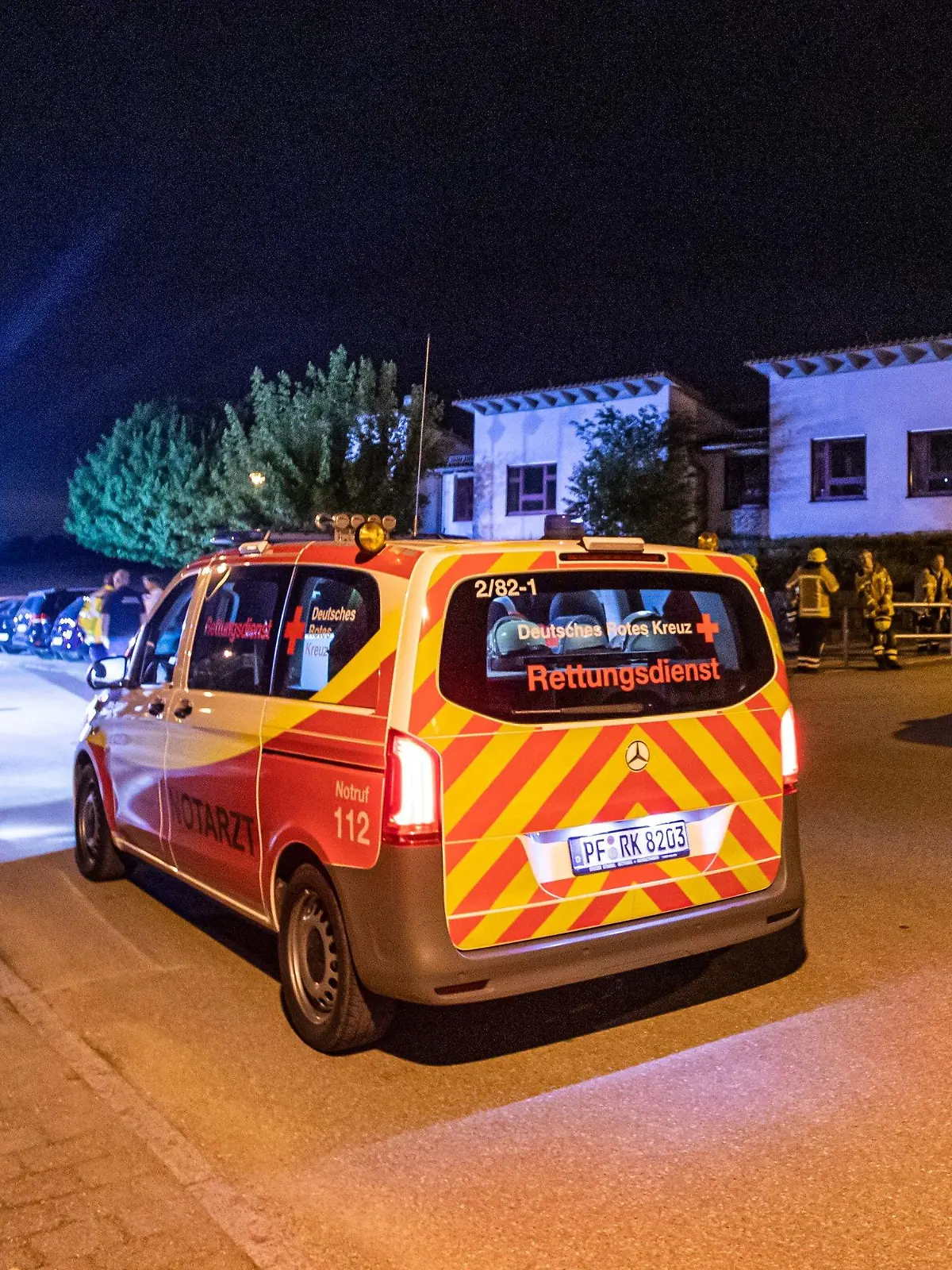 13.05.2022, Baden-Württemberg, Eberdingen: Ein Fahrzeug des Rettungsdienstes steht in einer Strasse in Eberdingen. Ein 35 Jahre alter Mann hat in Eberdingen (Kreis Ludwigsburg) nach ersten Erkenntnissen der Polizei seine Partnerin und ein sechs Jahre altes Mädchen und anschließend sich selbst getötet. Rettungskräfte brachten in der Nacht zum Freitag außerdem einen vierjährigen Jungen mit schweren Verletzungen in ein Krankenhaus. Foto: Simon Adomat/vmd-images/dpa +++ dpa-Bildfunk +++